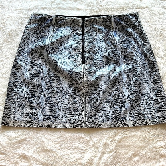 Alice and Olivia leather skirt size 6 - Picture 6 of 9